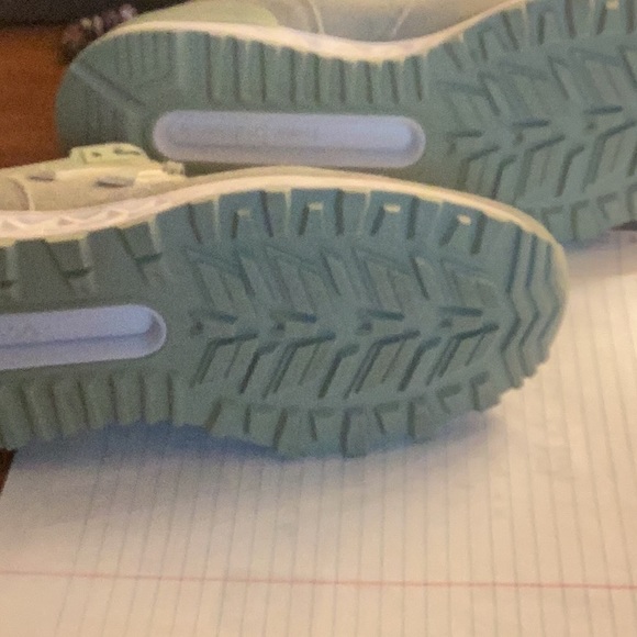 New Balance beautiful green shoes Size 10 - Picture 3 of 5